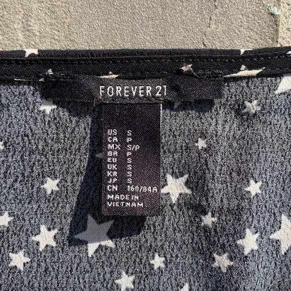 Forever 21 tie front blouse in star prints - Picture 2 of 7